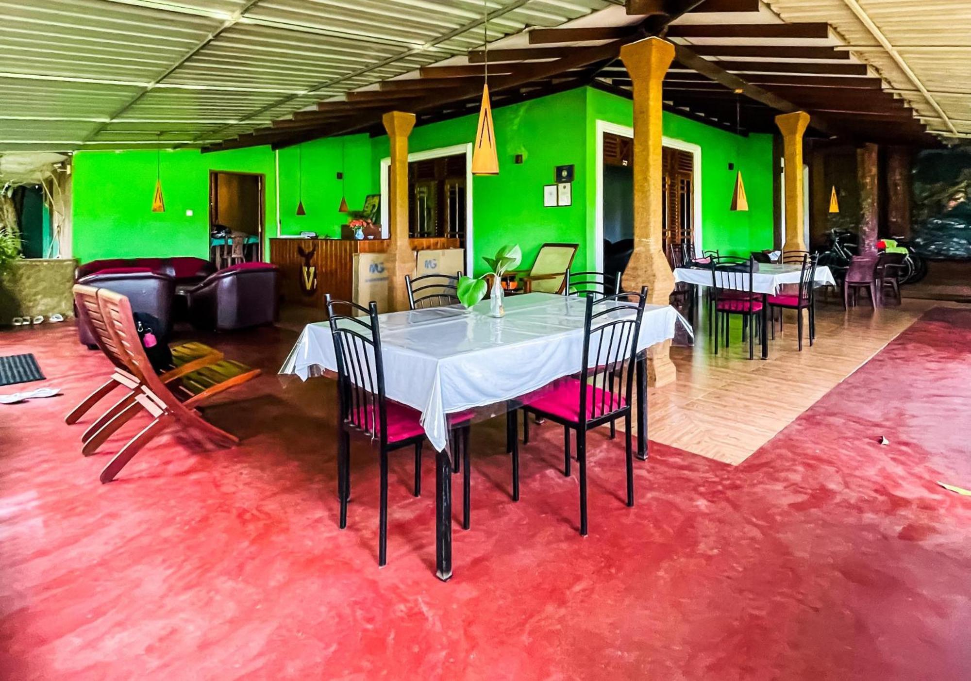 V Cabanas & Yala Safari Place 티사마하라마 외부 사진