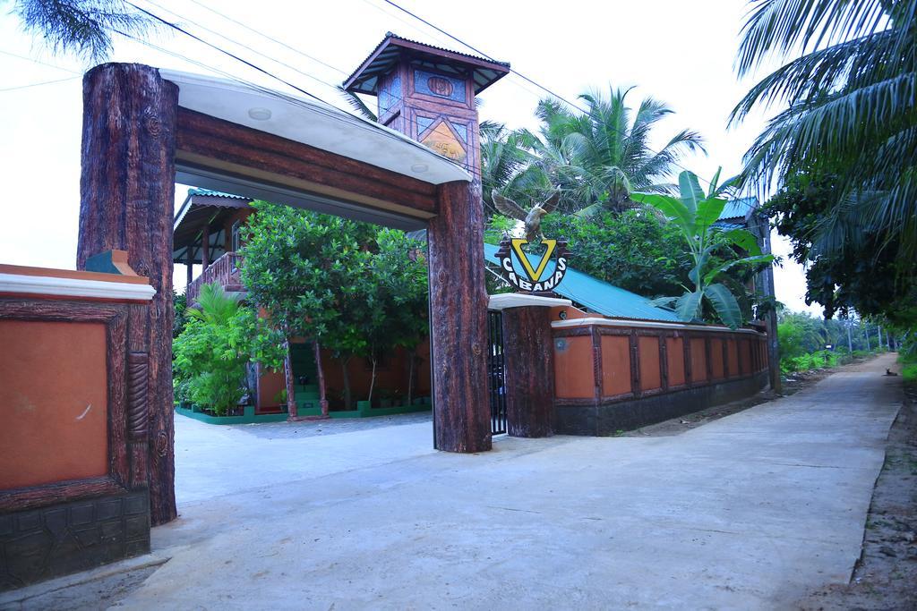 V Cabanas & Yala Safari Place 티사마하라마 외부 사진