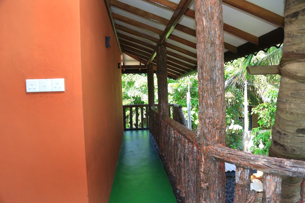 V Cabanas & Yala Safari Place 티사마하라마 외부 사진
