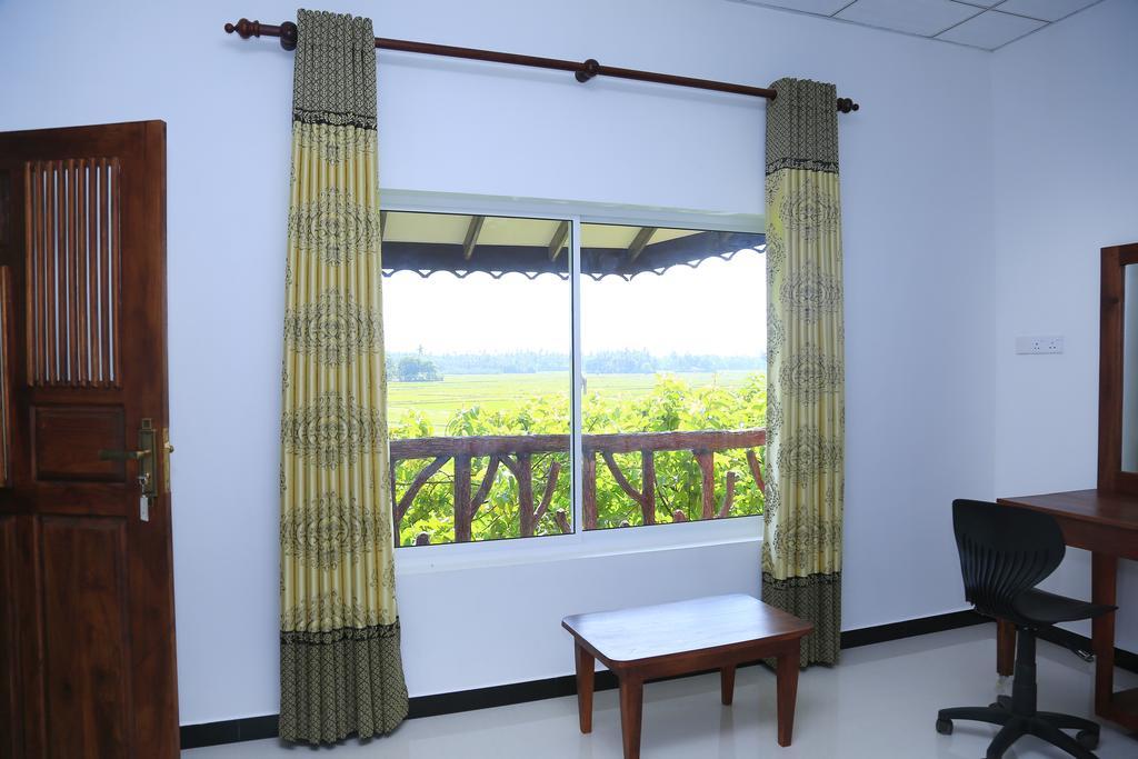 V Cabanas & Yala Safari Place 티사마하라마 외부 사진
