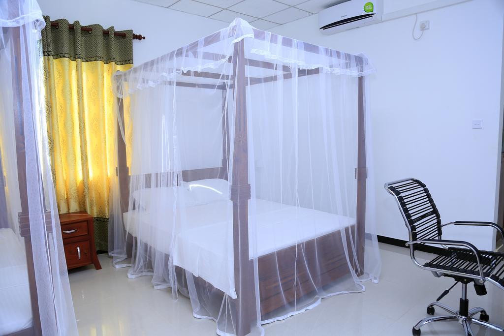 V Cabanas & Yala Safari Place 티사마하라마 외부 사진