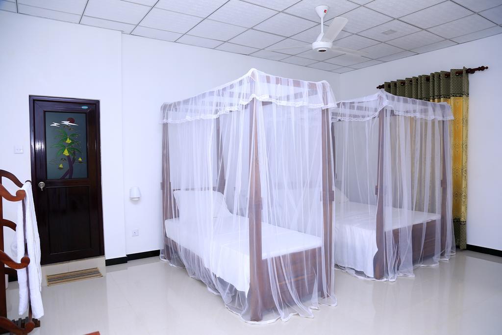 V Cabanas & Yala Safari Place 티사마하라마 외부 사진
