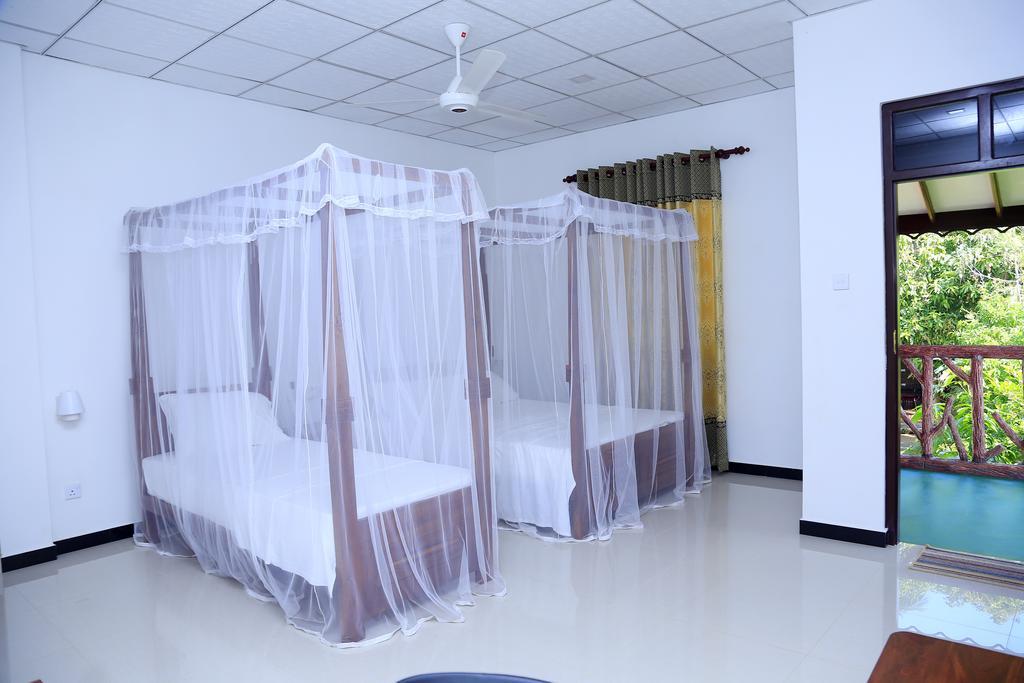 V Cabanas & Yala Safari Place 티사마하라마 외부 사진